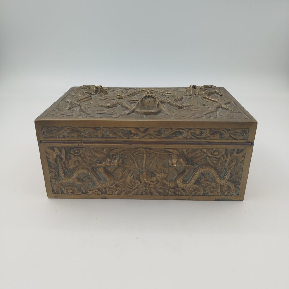 Шкатулка для украшений, декорированная  рельефными изображениями драконов (приносящие удачу), металл, внутренняя часть - дерево, Китай, 1950-1960 гг.