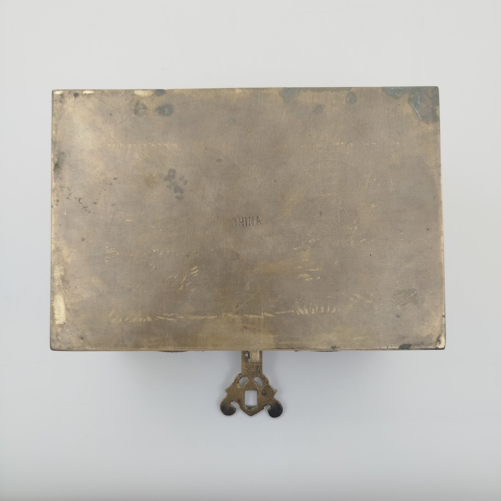 Шкатулка для украшений, декорированная  рельефными изображениями драконов (приносящие удачу), металл, внутренняя часть - дерево, Китай, 1950-1960 гг.