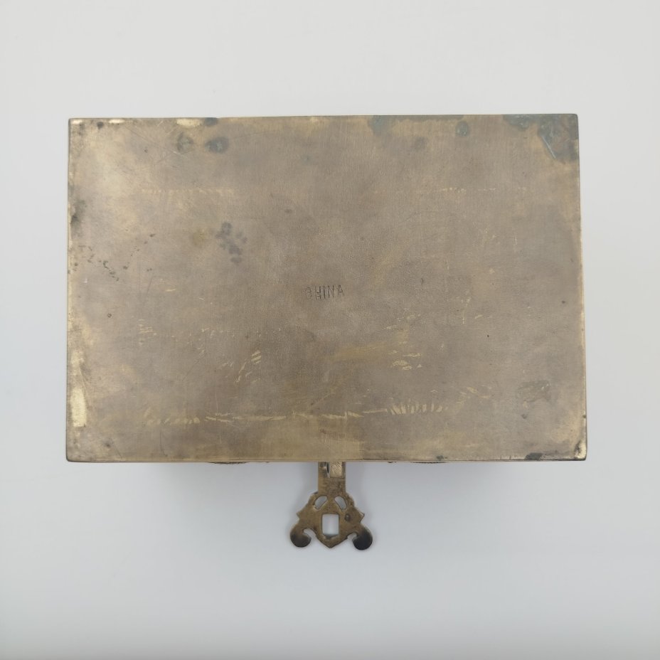 Шкатулка для украшений, декорированная  рельефными изображениями драконов (приносящие удачу), металл, внутренняя часть - дерево, Китай, 1950-1960 гг.