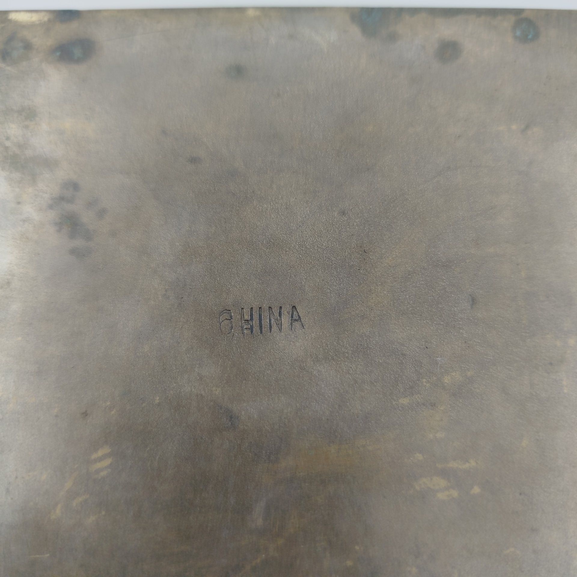 Шкатулка для украшений, декорированная  рельефными изображениями драконов (приносящие удачу), металл, внутренняя часть - дерево, Китай, 1950-1960 гг.