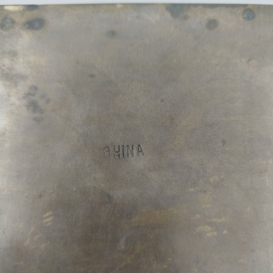 Шкатулка для украшений, декорированная  рельефными изображениями драконов (приносящие удачу), металл, внутренняя часть - дерево, Китай, 1950-1960 гг.