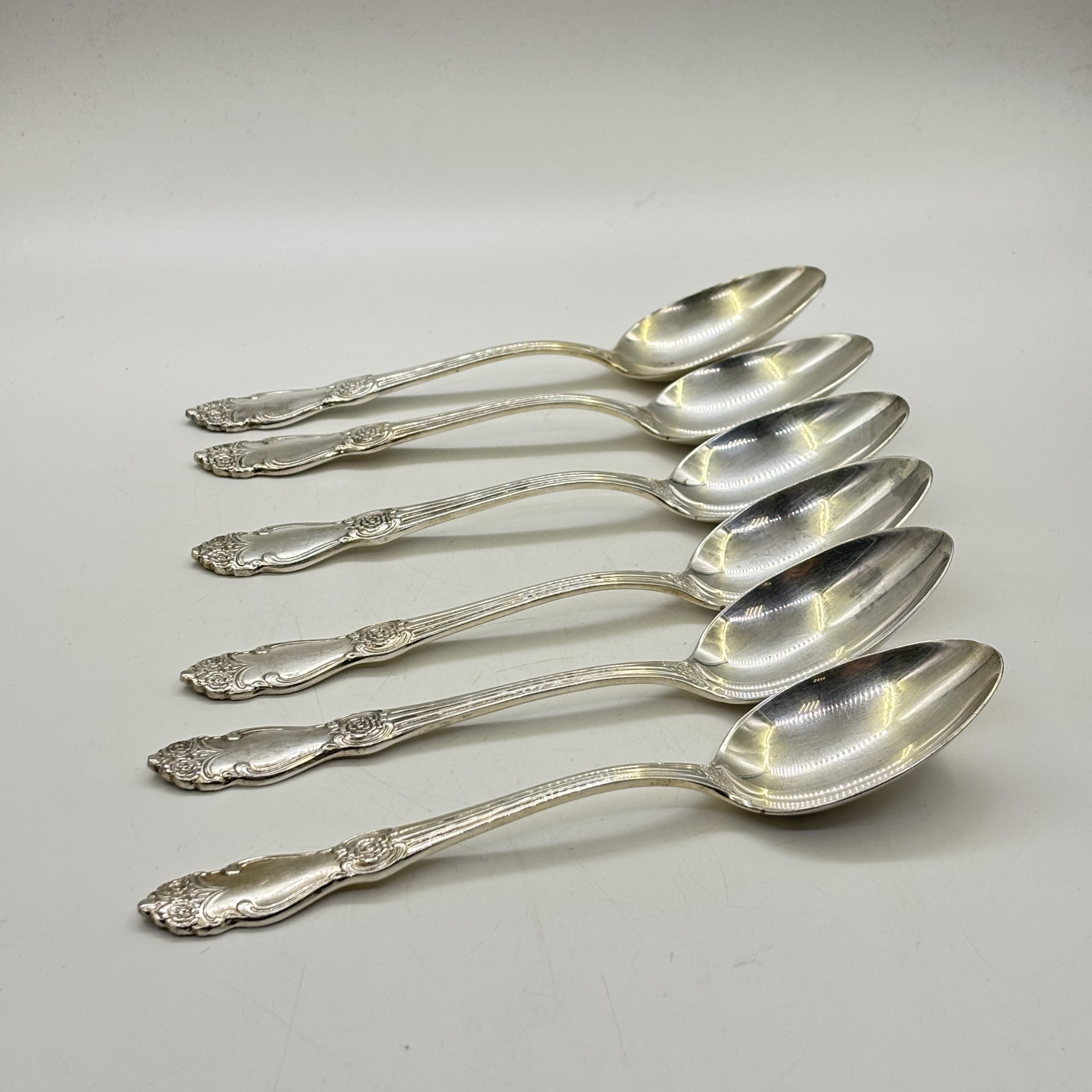 Набор столовых ложек на 6 персон с цветочным декором, мНЦ (медь-никель-цинк), Кольчугинский завод цветных металлов, СССР, 1960-1990 гг.