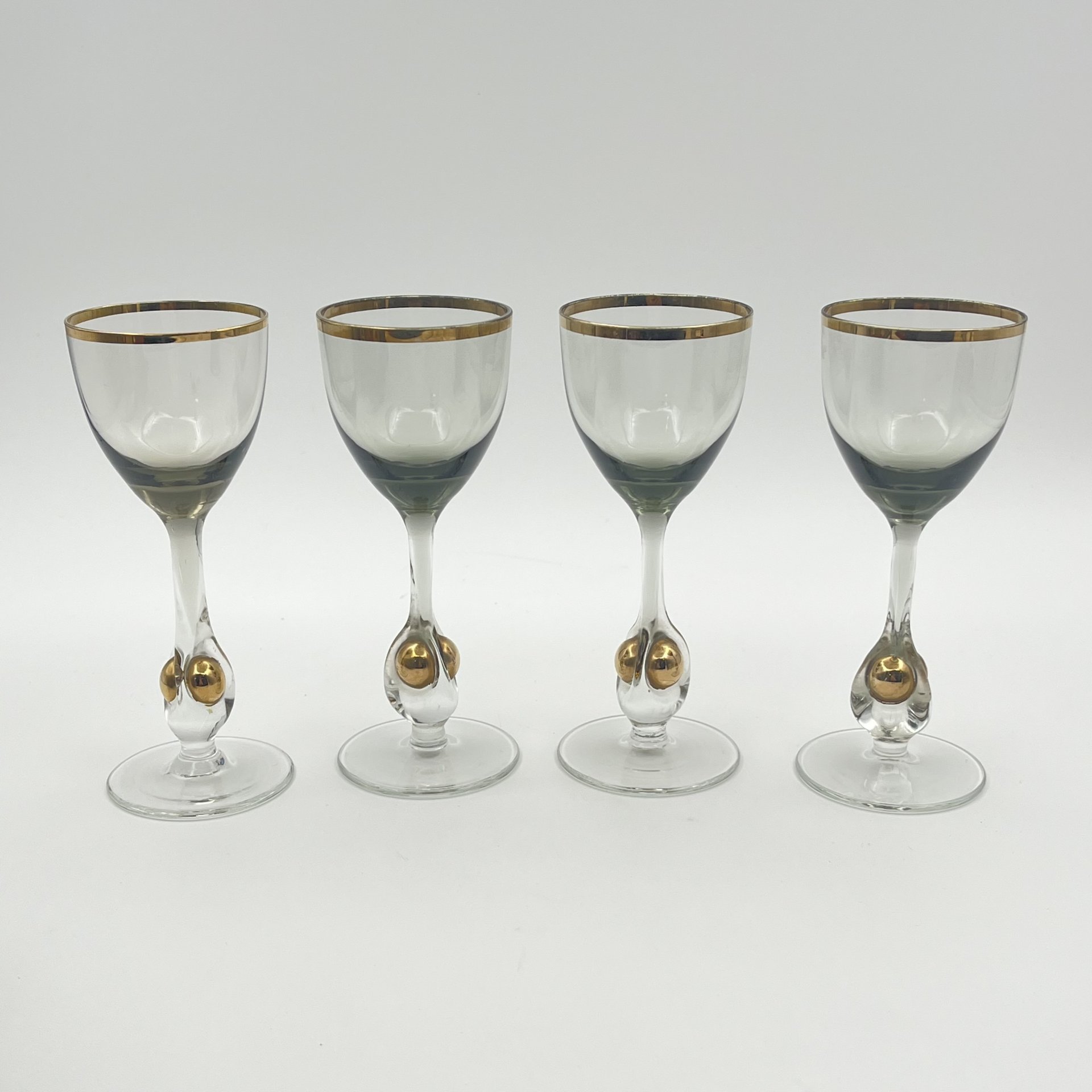 Набор из 4-х рюмок "Susanna" с шарообразными элементами декора на ножках, цветное стекло, золочение, Чехословакия, 1970-1990 гг.