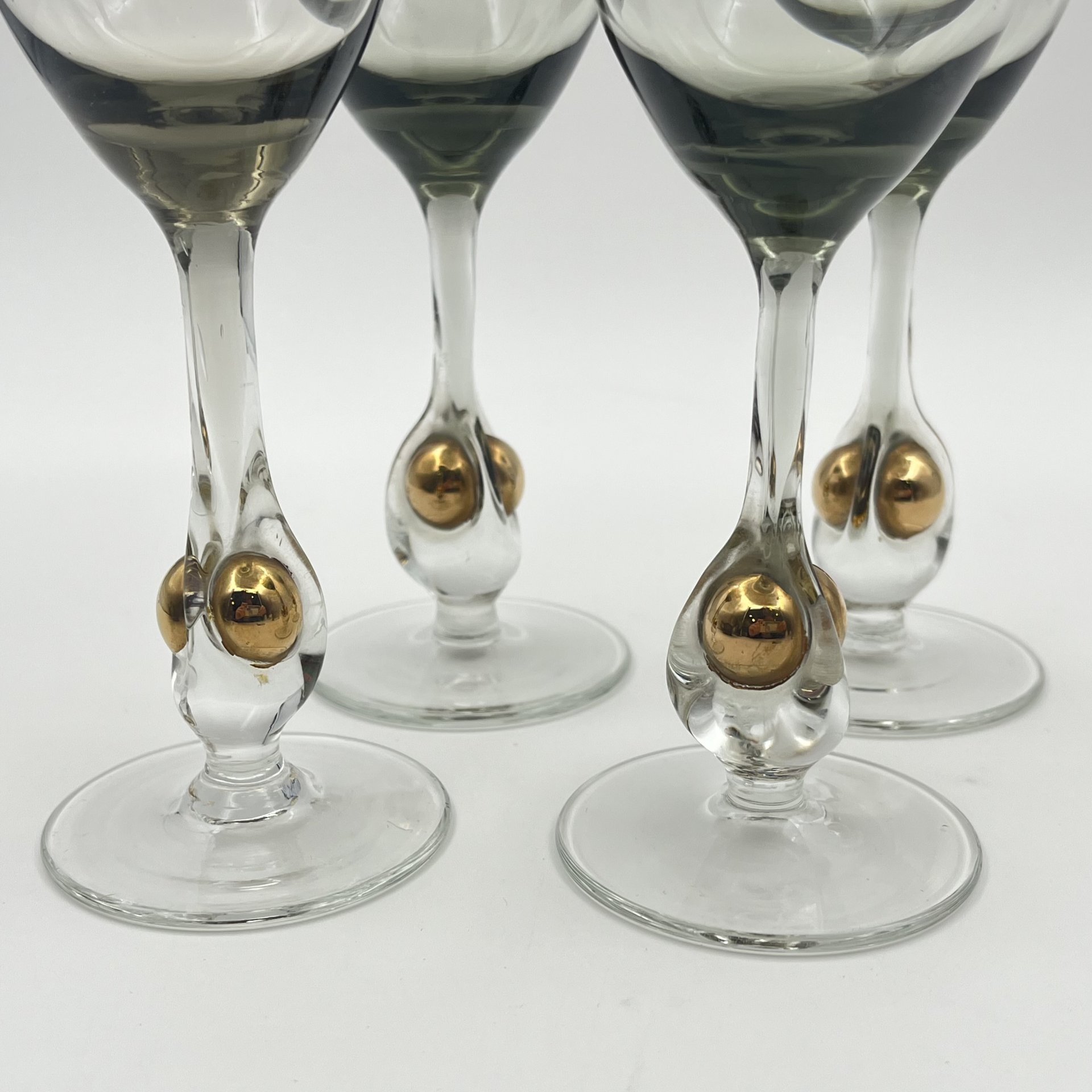 Набор из 4-х рюмок "Susanna" с шарообразными элементами декора на ножках, цветное стекло, золочение, Чехословакия, 1970-1990 гг.