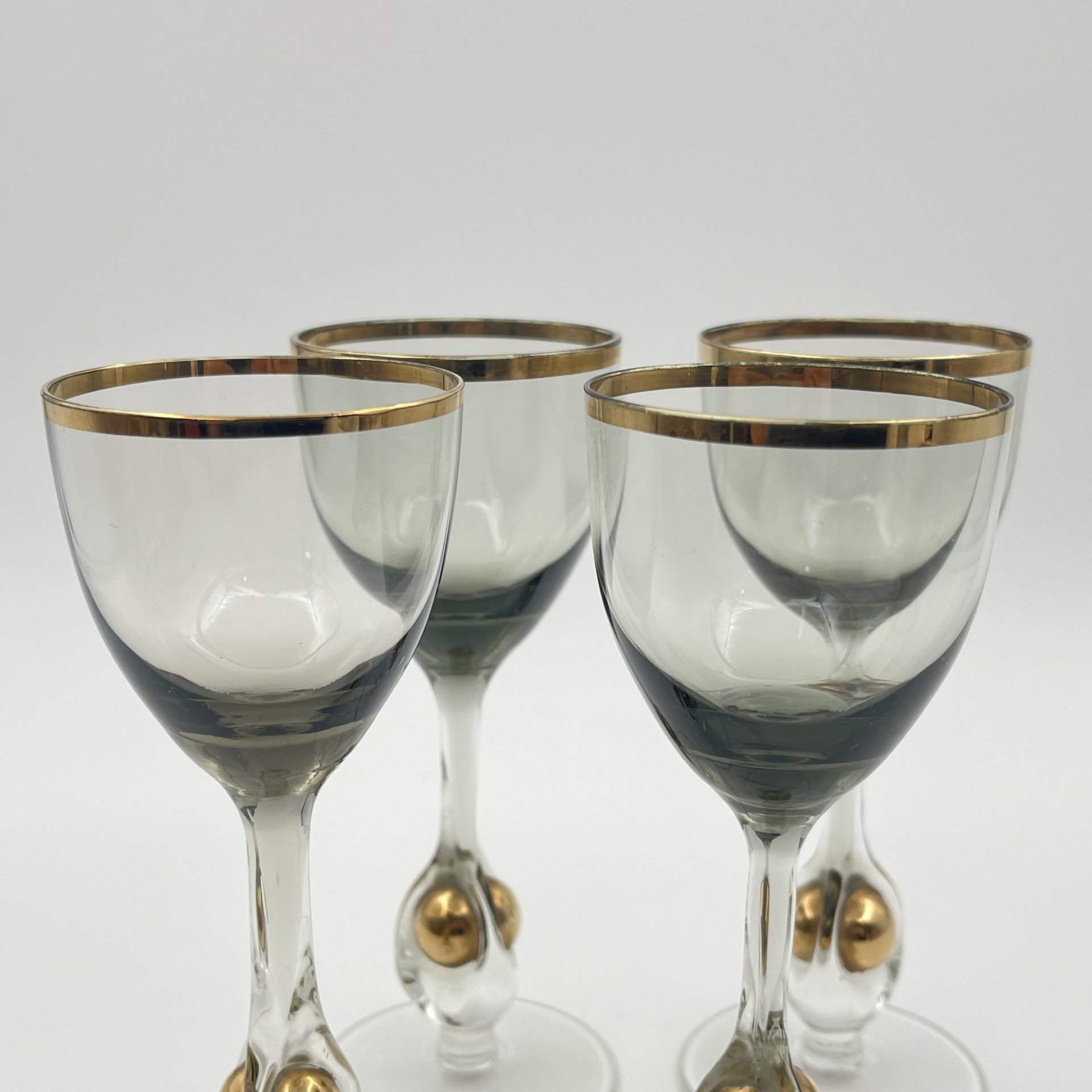 Набор из 4-х рюмок "Susanna" с шарообразными элементами декора на ножках, цветное стекло, золочение, Чехословакия, 1970-1990 гг.
