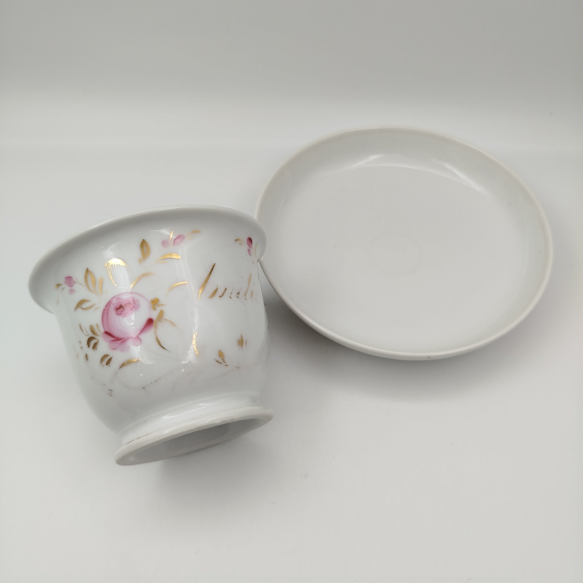 Пара чайная именная "Amelie" ("Амели"), украшенная изображением роз, фарфор, роспись, золочение, Западная Европа, 1880-1910 гг.
