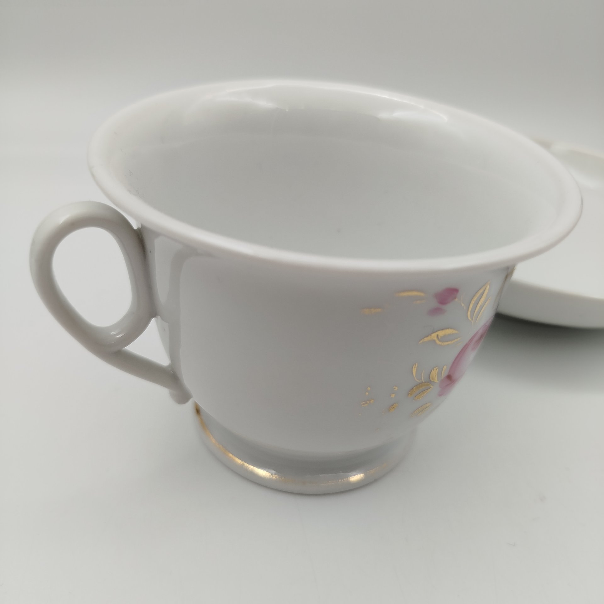 Пара чайная именная "Amelie" ("Амели"), украшенная изображением роз, фарфор, роспись, золочение, Западная Европа, 1880-1910 гг.