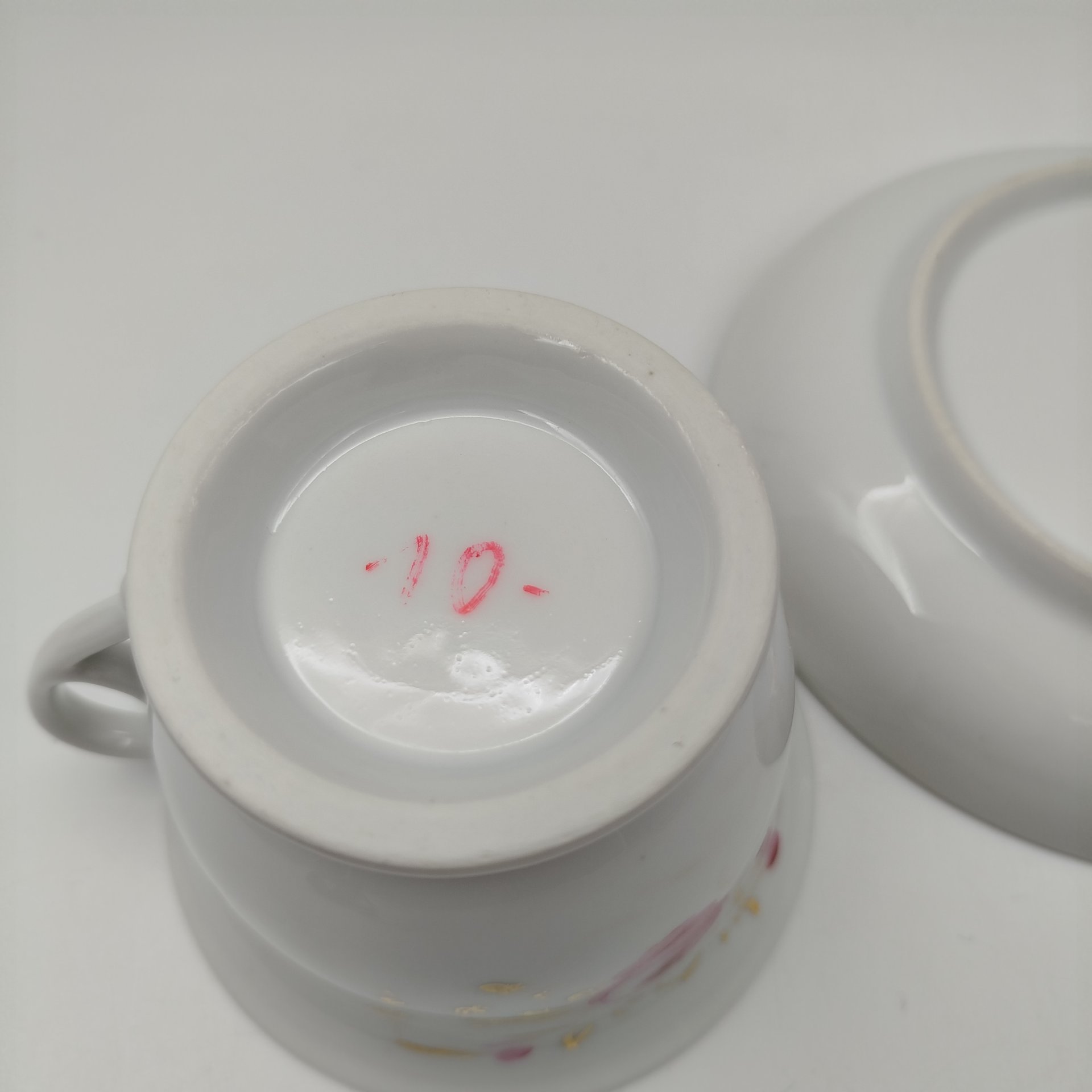 Пара чайная именная "Amelie" ("Амели"), украшенная изображением роз, фарфор, роспись, золочение, Западная Европа, 1880-1910 гг.