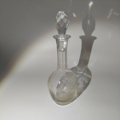 Штоф(графин) украшенный резным растительным декором, стекло, гранение, СССР, 1950-1960 гг.