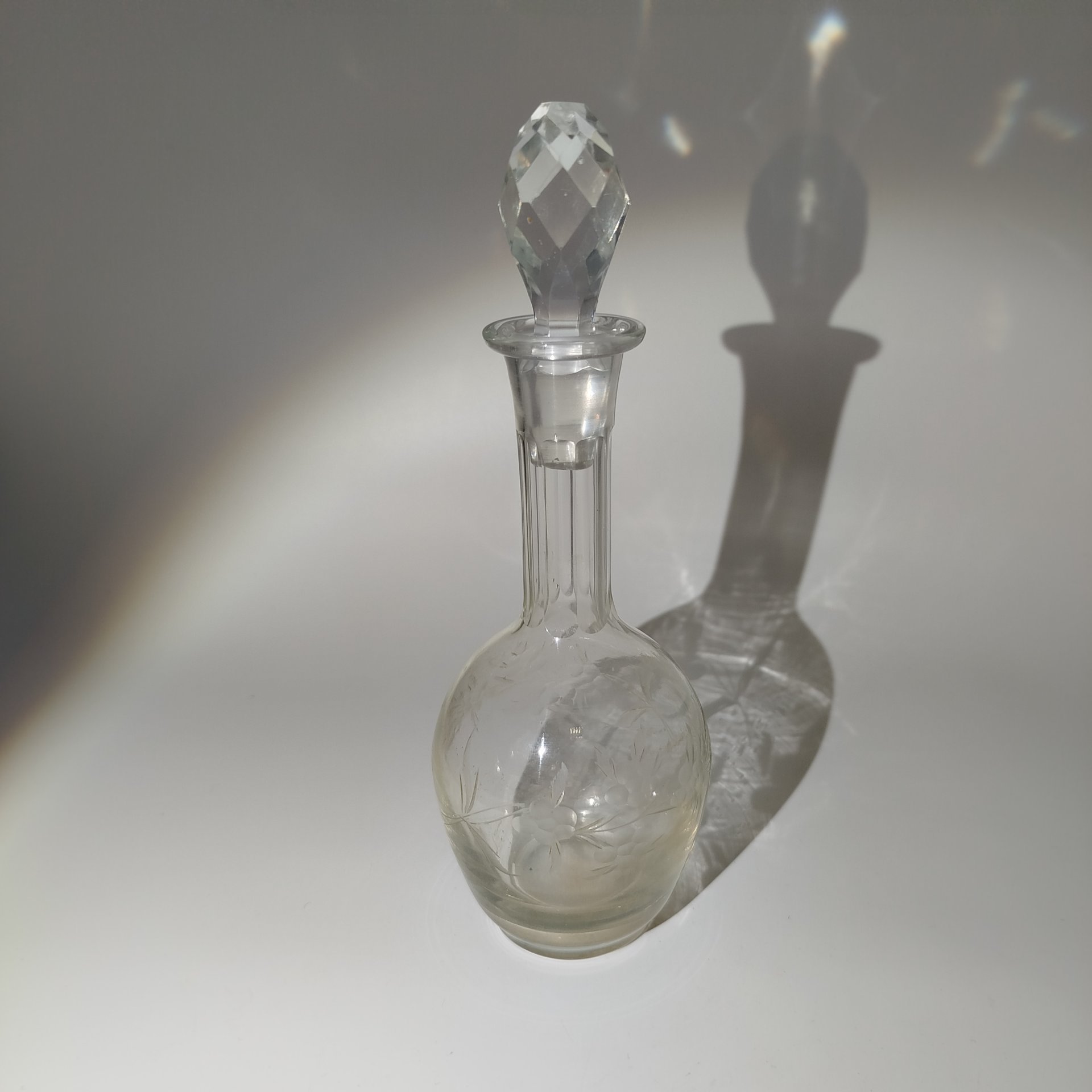 Штоф(графин) украшенный резным растительным декором, стекло, гранение, СССР, 1950-1960 гг.