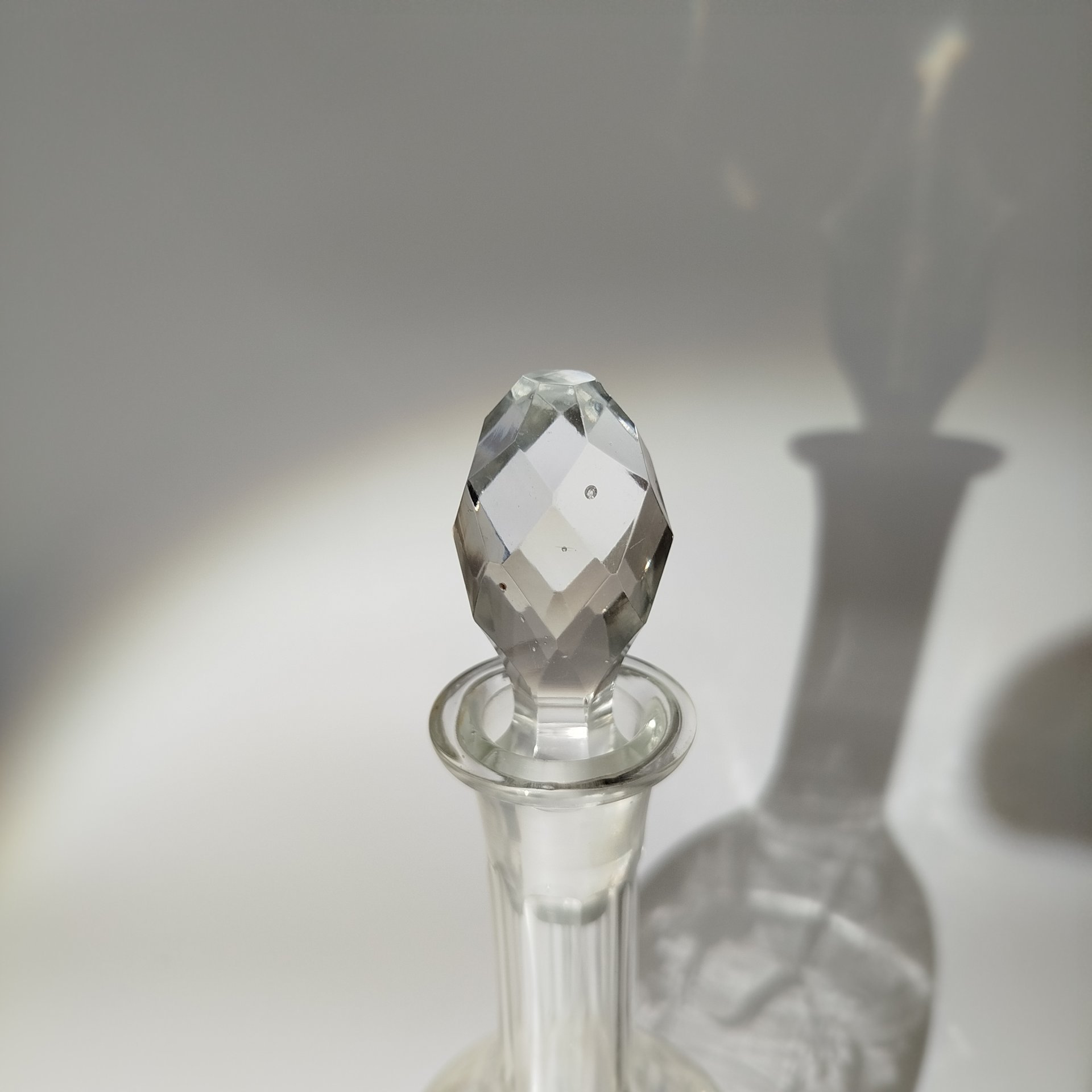 Штоф(графин) украшенный резным растительным декором, стекло, гранение, СССР, 1950-1960 гг.