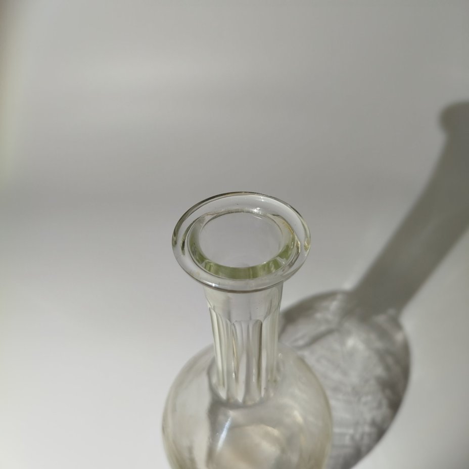 Штоф(графин) украшенный резным растительным декором