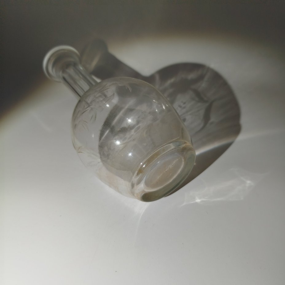 Штоф(графин) украшенный резным растительным декором