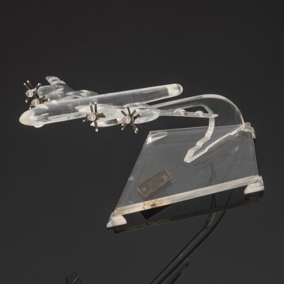 [Редкость] Модель самолета "Ту-95" с дарственным шильдиком “Командиру и товарищу памятных 1956-60 годов полковнику Павлову Юрию Петровичу / 6/4 10231”