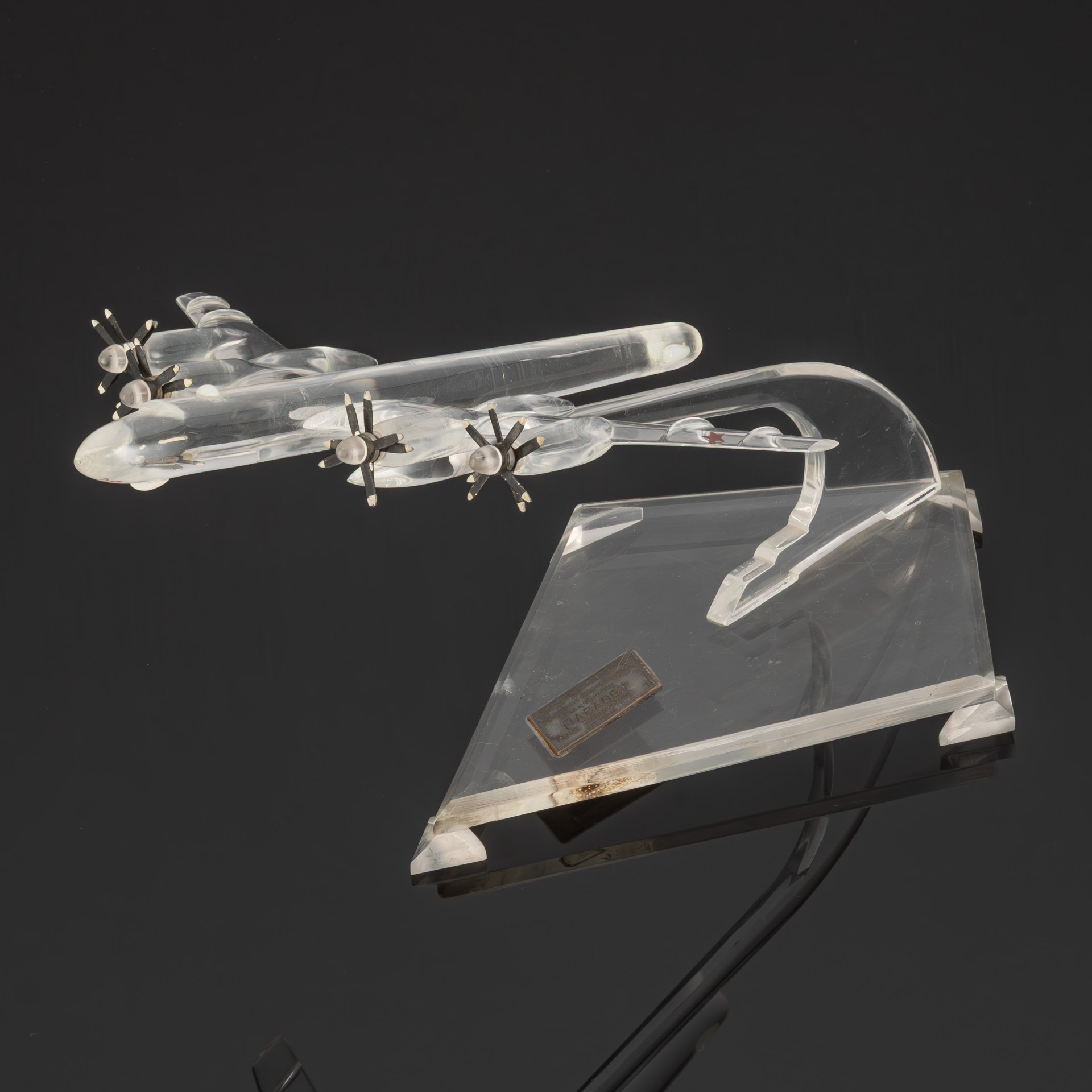 [Редкость] Модель самолета "Ту-95" с дарственным шильдиком “Командиру и товарищу памятных 1956-60 годов полковнику Павлову Юрию Петровичу / 6/4 10231”