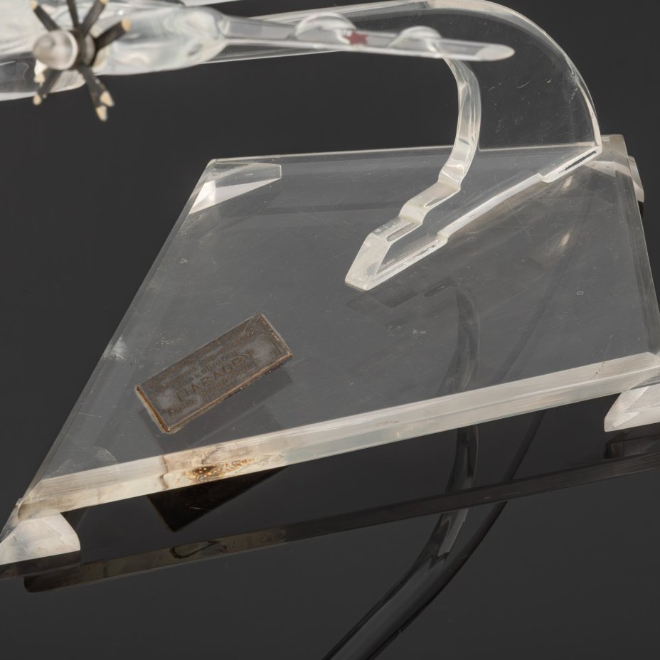 [Редкость] Модель самолета "Ту-95" с дарственным шильдиком “Командиру и товарищу памятных 1956-60 годов полковнику Павлову Юрию Петровичу / 6/4 10231”