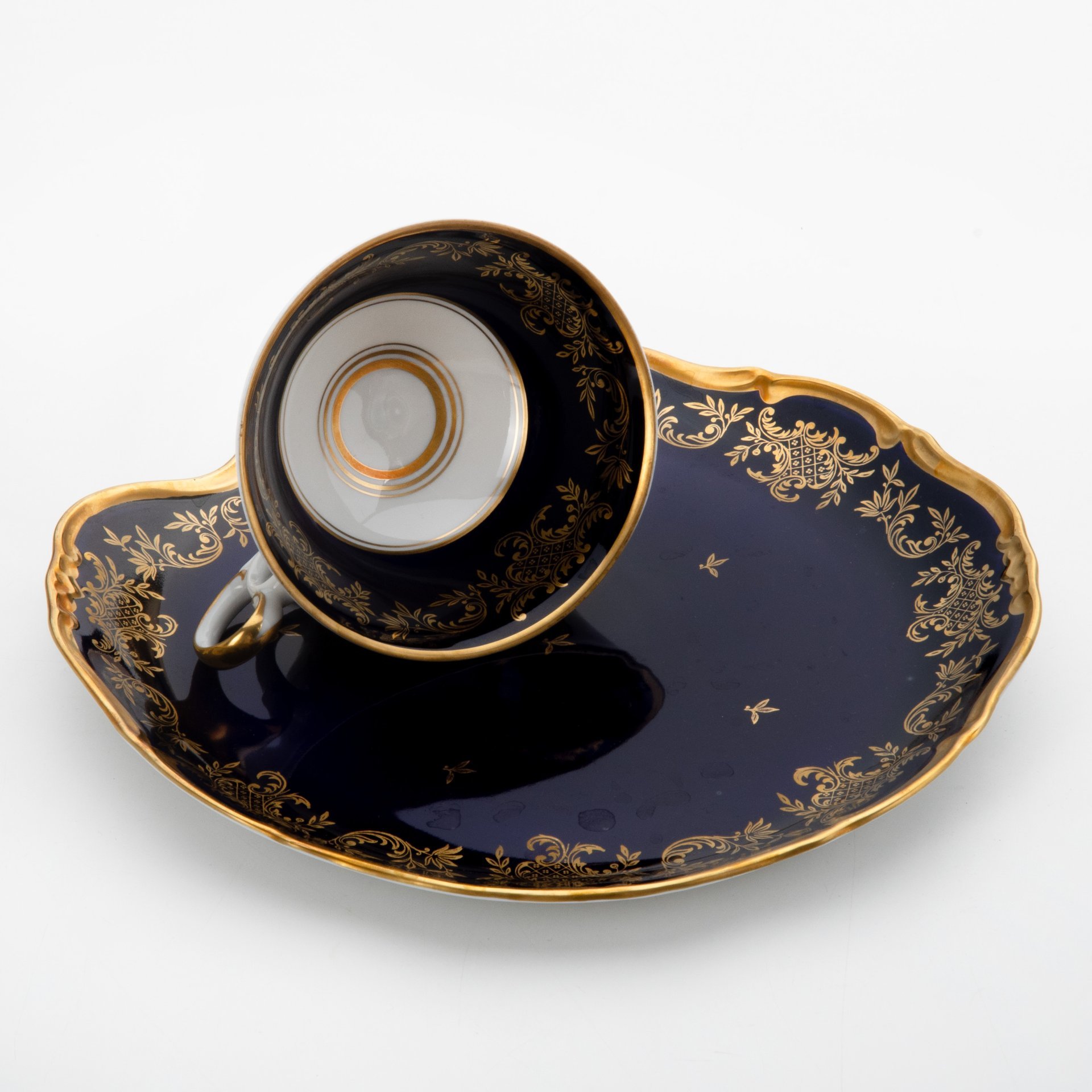 Чайная пара с фигурным блюдцем, Weimar Porzellan (Веймарский фарфор)