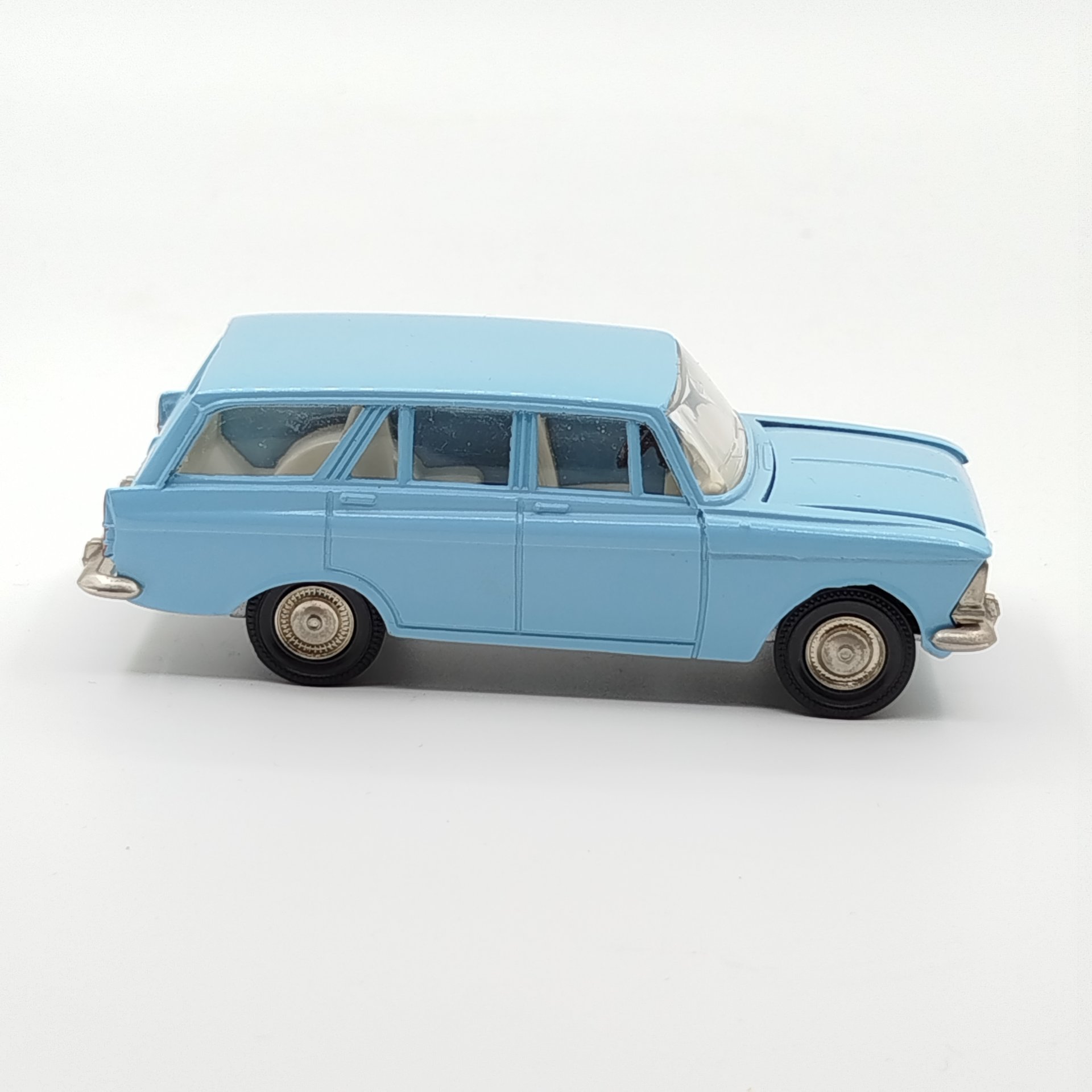 Масштабная модель автомобиля  "Москвич 427" в голубом цвете, 1:43, модель А4 — фото 3