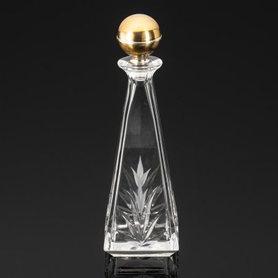 Графин для крепких алкогольных напитков с  резным растительным орнаментом и золотой пробкой, Mario Cioni