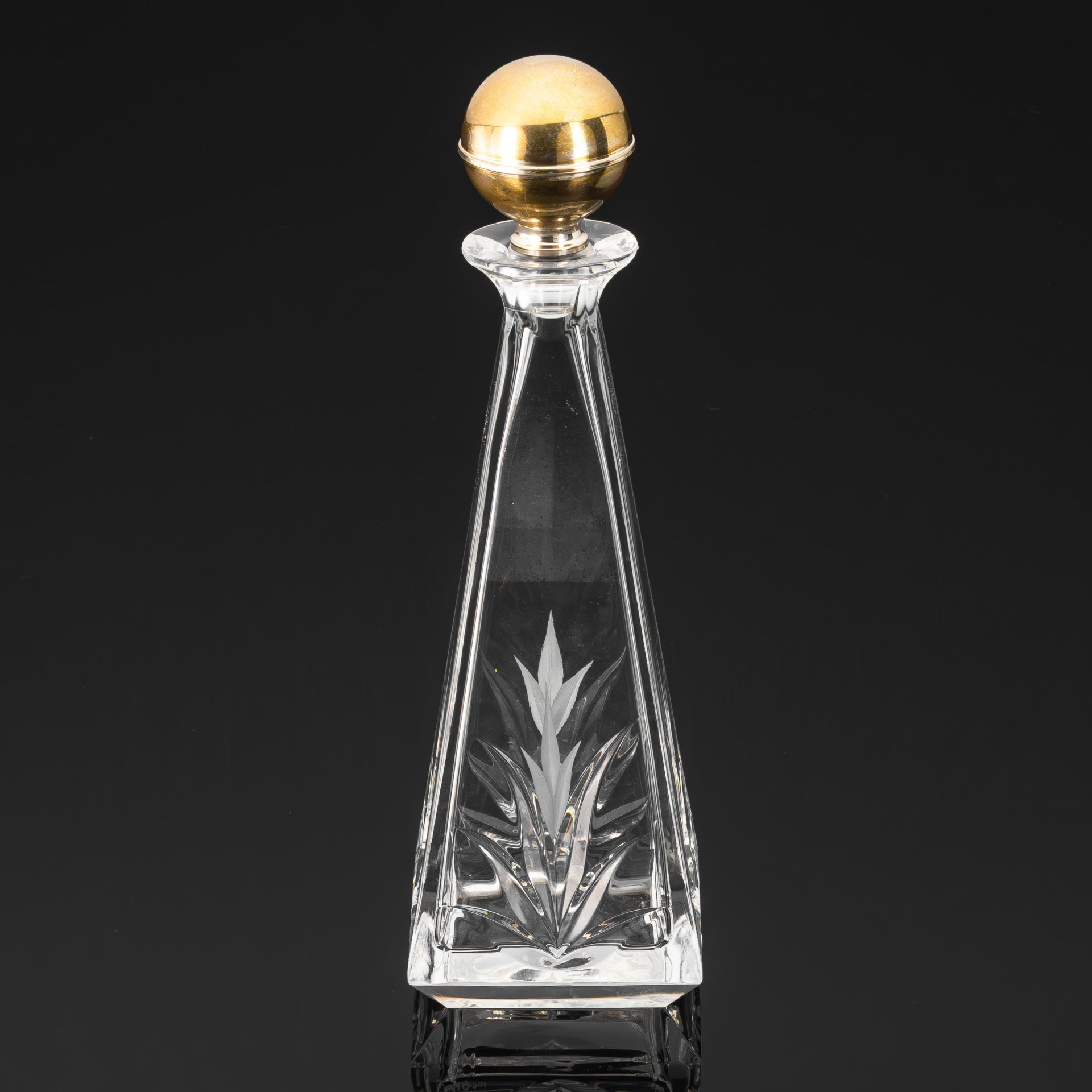 Графин для крепких алкогольных напитков с  резным растительным орнаментом и золотой пробкой, Mario Cioni
