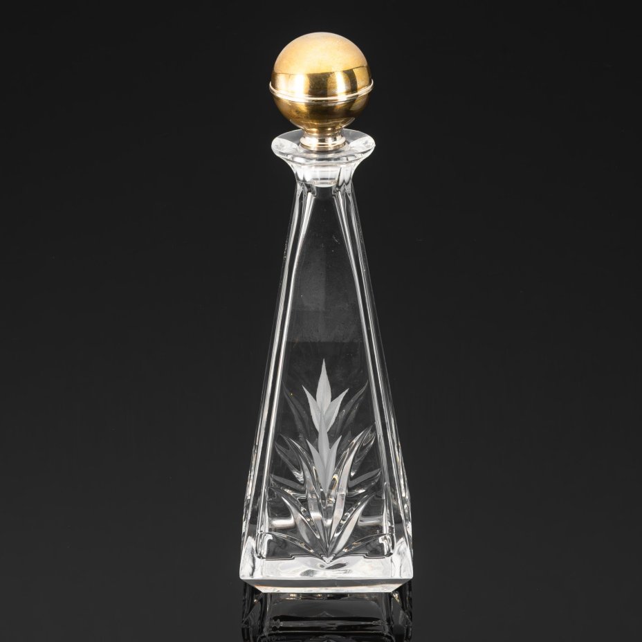 Графин для крепких алкогольных напитков с  резным растительным орнаментом и золотой пробкой, Mario Cioni