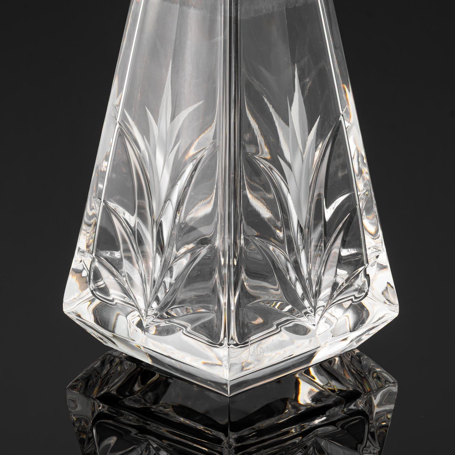 Графин для крепких алкогольных напитков с  резным растительным орнаментом и золотой пробкой, Mario Cioni