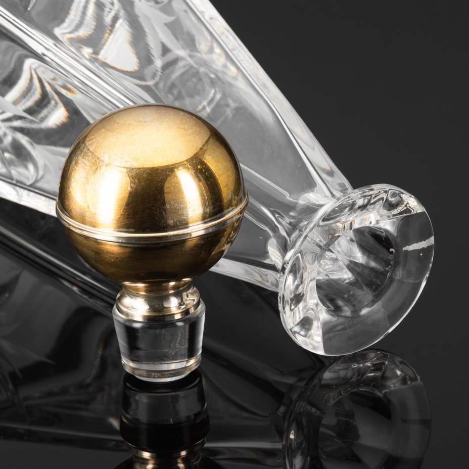 Графин для крепких алкогольных напитков с  резным растительным орнаментом и золотой пробкой, Mario Cioni