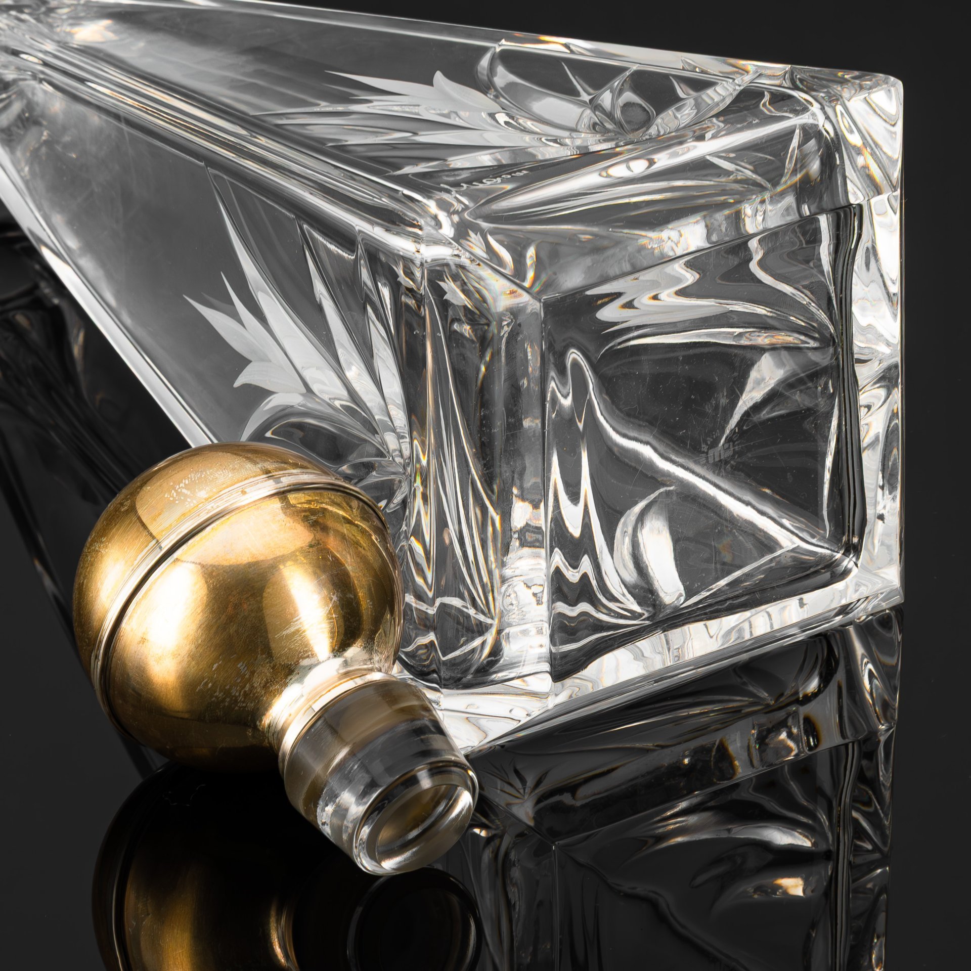 Графин для крепких алкогольных напитков с  резным растительным орнаментом и золотой пробкой, Mario Cioni