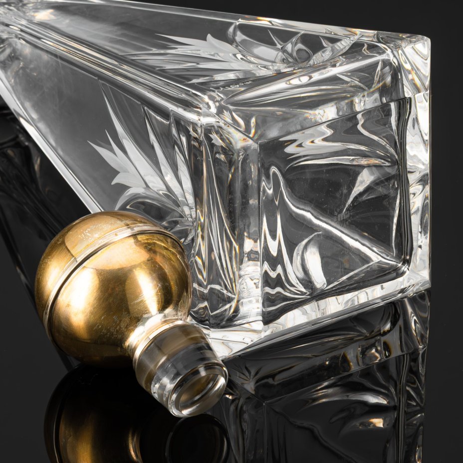 Графин для крепких алкогольных напитков с  резным растительным орнаментом и золотой пробкой, Mario Cioni