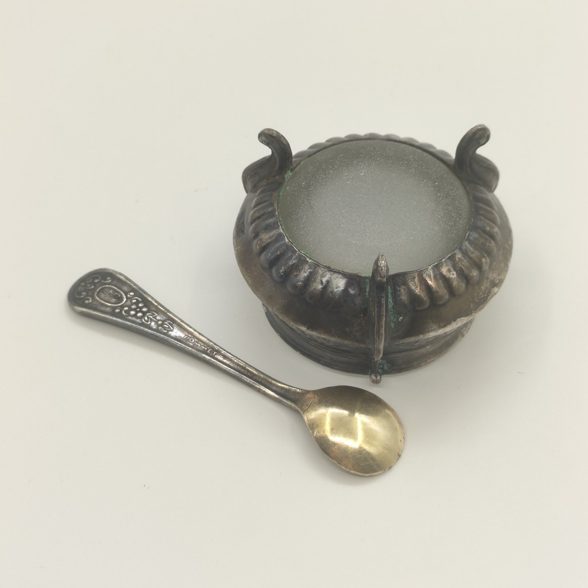 Солонка с ложкой, мНЦ (медь-никель-цинк), стекло, Мстерская художественная фабрика  «Ювелир», СССР, 1960-1980 гг., Мстерская художественная фабрика  «Ювелир»