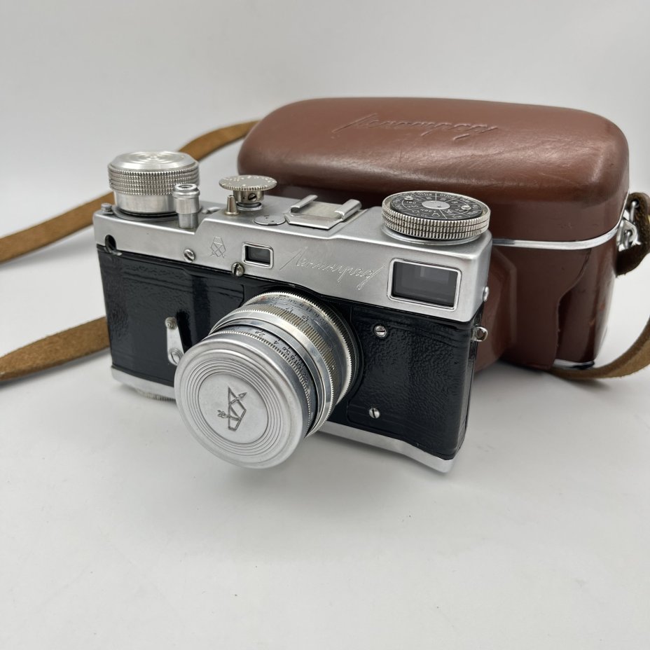 Фотоаппарат плёночный "Ленинград" с объективом "Юпитер-3" в оригинальном кофре, металл, пластик, стекло, кожа, ЛОМО (Ленинградское оптико-механическое объединение), СССР, 1956-1966 гг.
