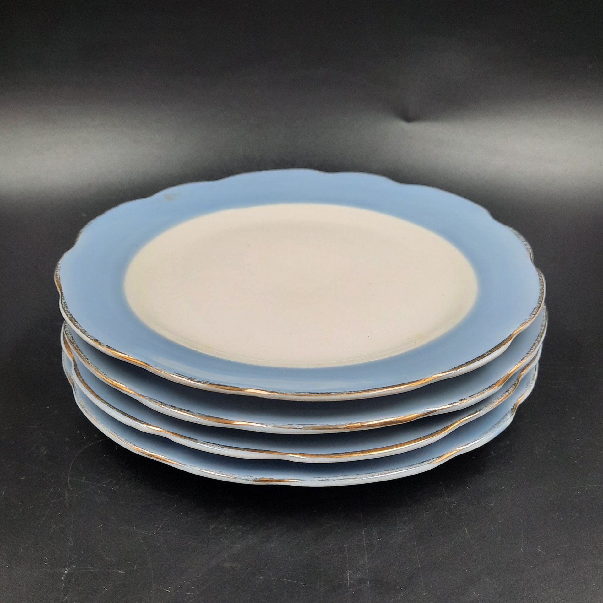 Набор из четырех пирожковых тарелок с каймой голубого цвета, фарфор, крытье, золочение, Коростенский фарфоровый завод (КФЗ), СССР, 1960-1991 гг.