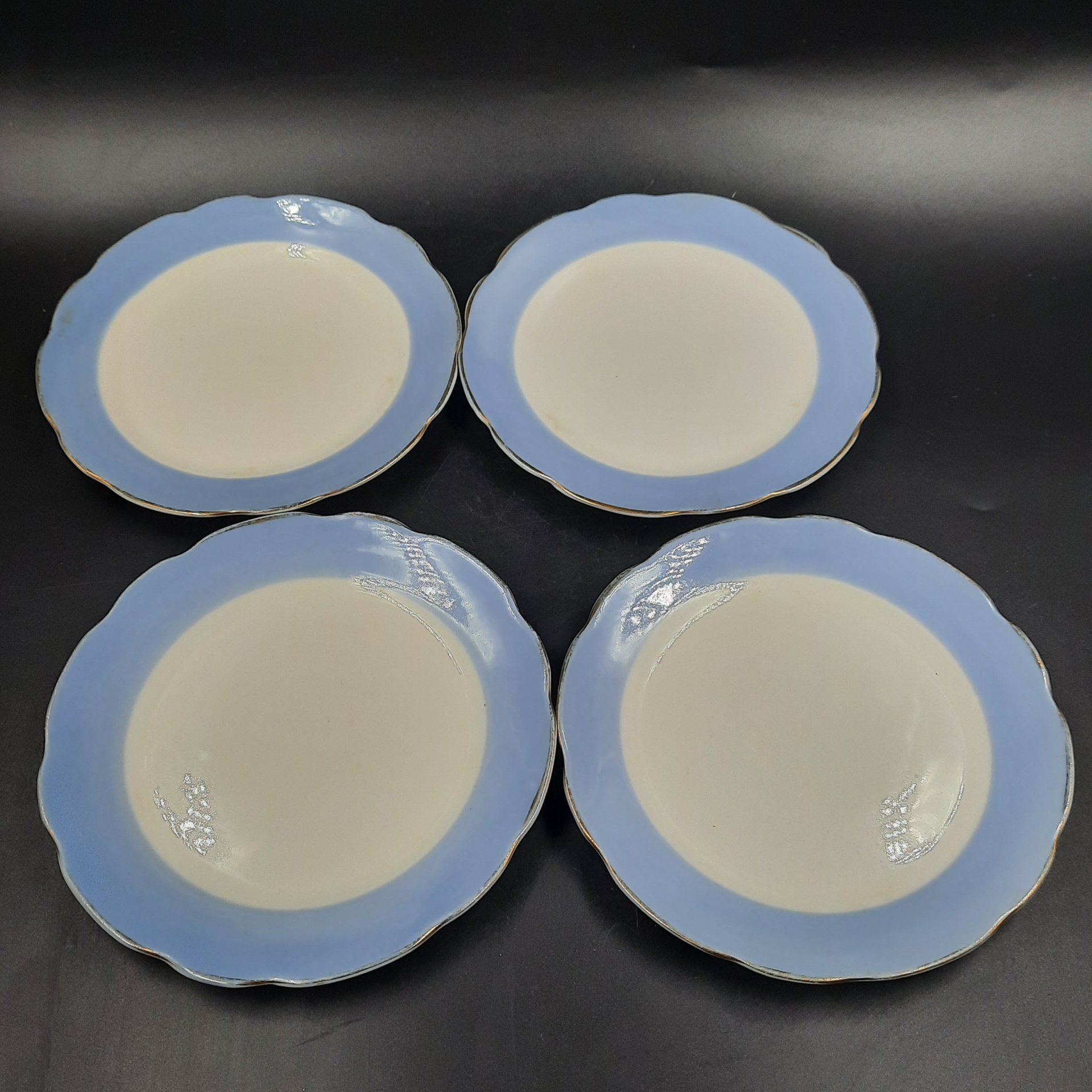 Набор из четырех пирожковых тарелок с каймой голубого цвета, фарфор, крытье, золочение, Коростенский фарфоровый завод (КФЗ), СССР, 1960-1991 гг.