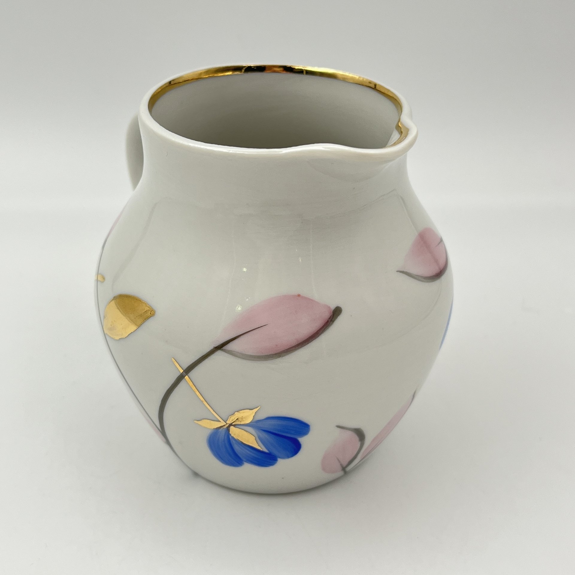 Молочник/сливочник, украшенный цветочным декором, фарфор, роспись, золочение, Дулевский фарфоровый завод (Дулёво), СССР, 1968-1991 гг.