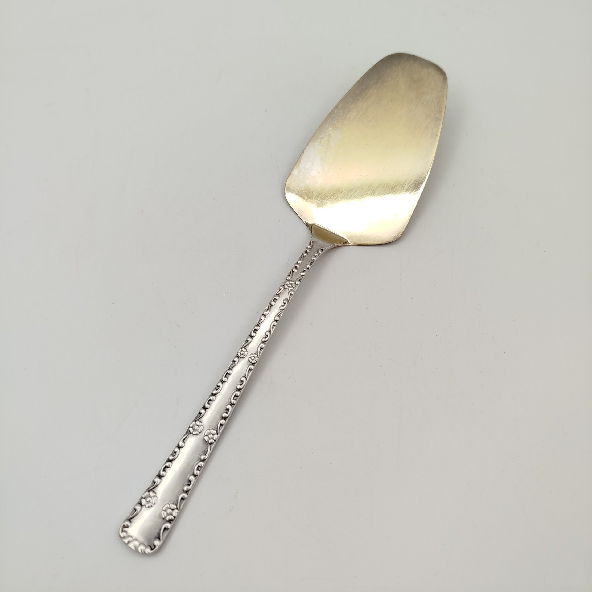 Лопатка для торта с растительным декором, мНЦ (медь-никель-цинк), Таллинский ювелирный завод, СССР, 1960-1990 гг.