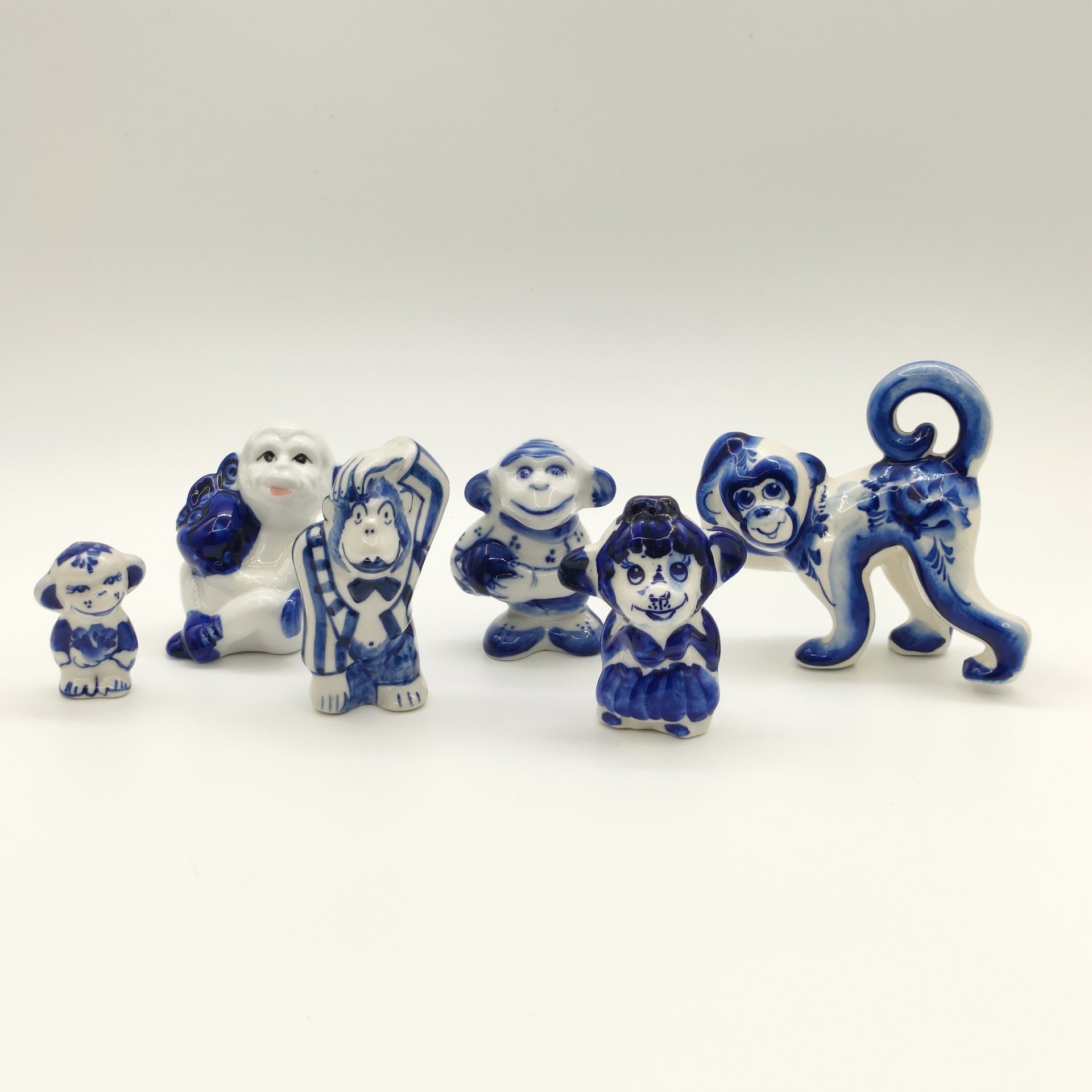 Набор из шести статуэток "Обезьяны", Гжель, фарфор, роспись, Россия, 1980-2010 гг.