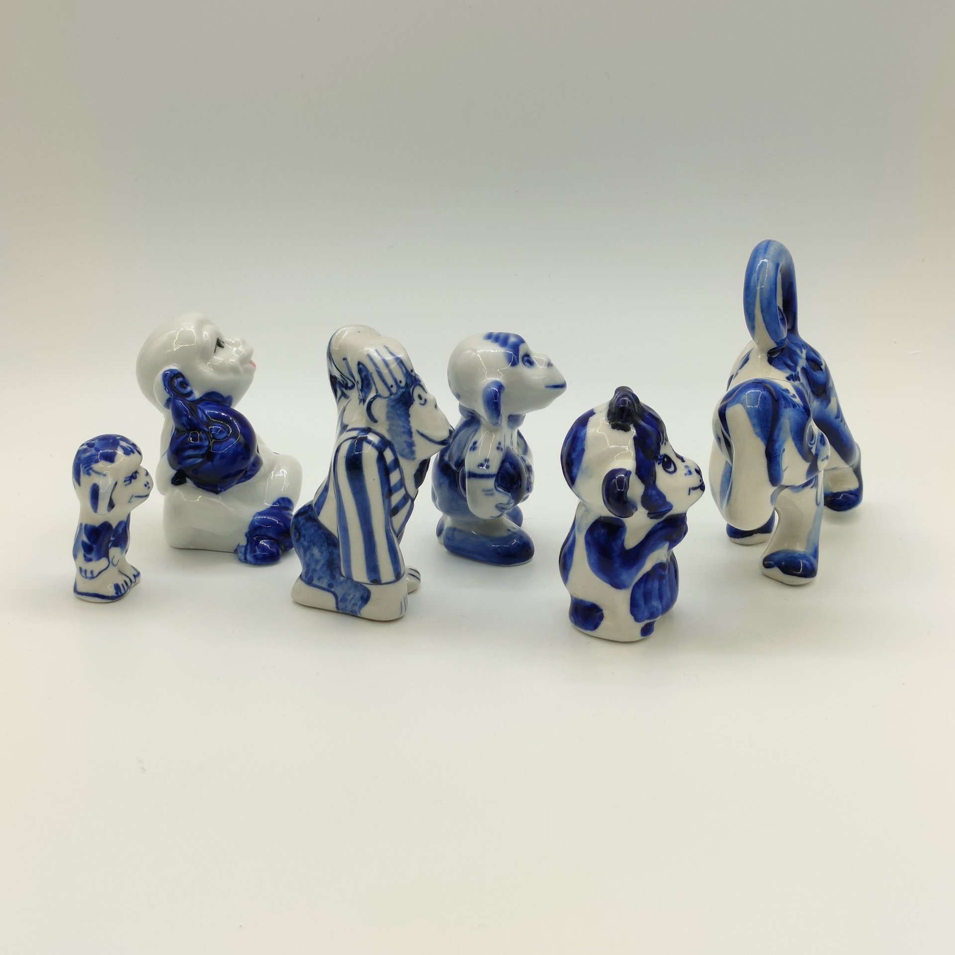 Набор из шести статуэток "Обезьяны", Гжель, фарфор, роспись, Россия, 1980-2010 гг.