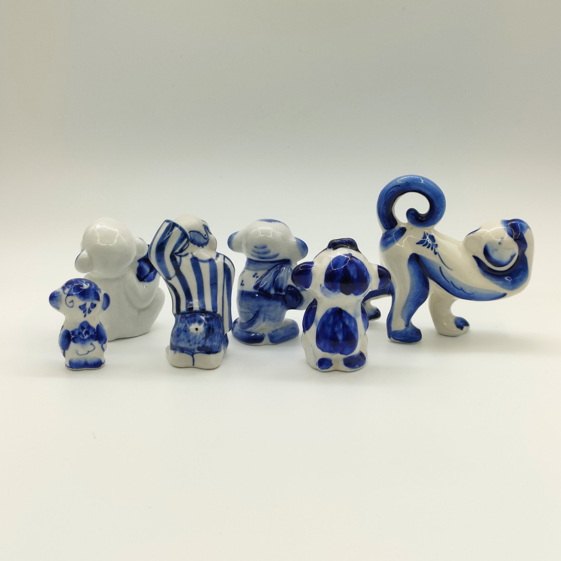 Набор из шести статуэток "Обезьяны", Гжель, фарфор, роспись, Россия, 1980-2010 гг.