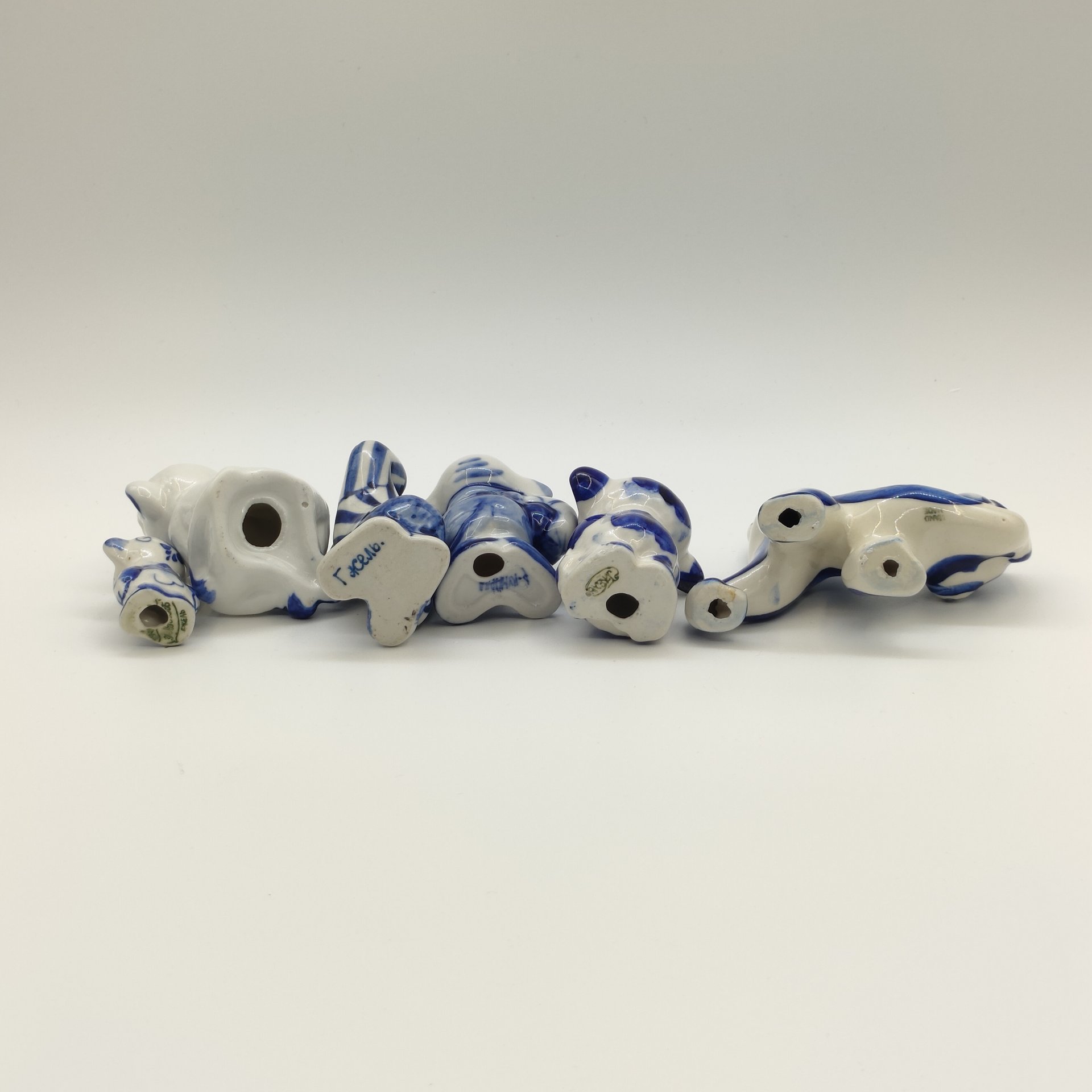 Набор из шести статуэток "Обезьяны", Гжель, фарфор, роспись, Россия, 1980-2010 гг.