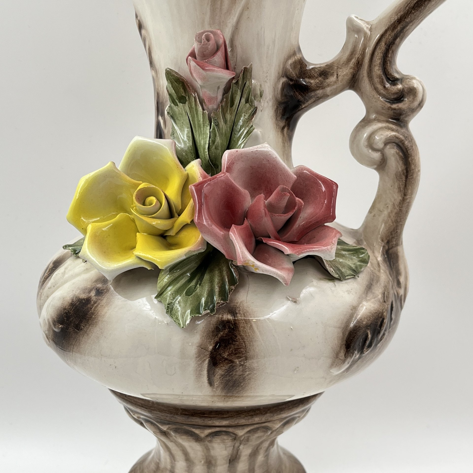 Кувшин с лепным цветочным декором, фаянс, роспись, Capodimonte (Каподимонте), Италия, 1960-1990 гг.