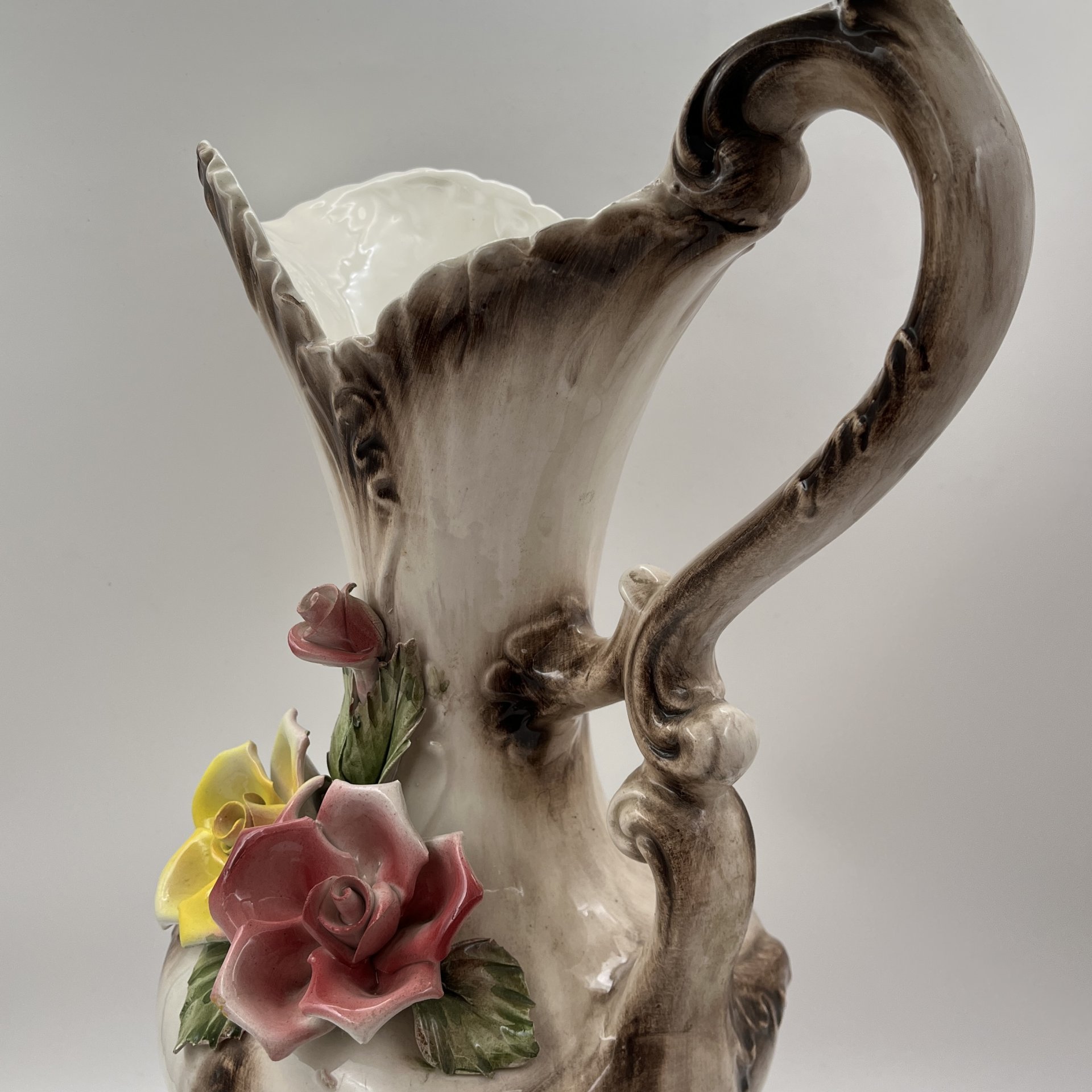 Кувшин с лепным цветочным декором, фаянс, роспись, Capodimonte (Каподимонте), Италия, 1960-1990 гг.
