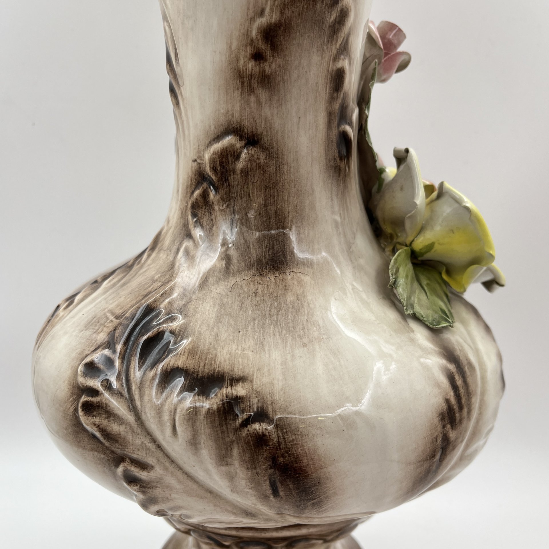 Кувшин с лепным цветочным декором, фаянс, роспись, Capodimonte (Каподимонте), Италия, 1960-1990 гг.