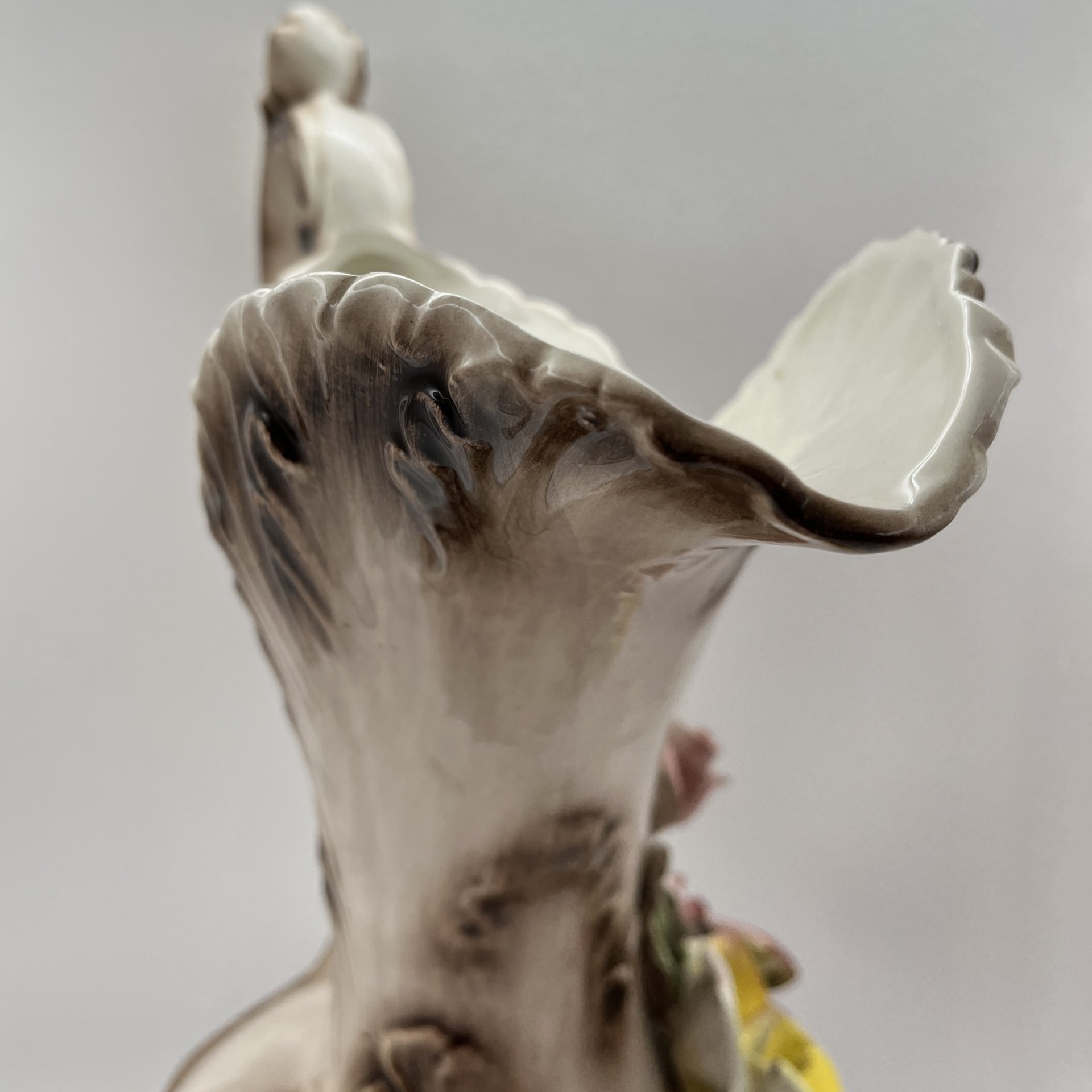 Кувшин с лепным цветочным декором, фаянс, роспись, Capodimonte (Каподимонте), Италия, 1960-1990 гг.