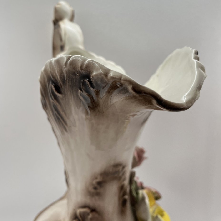 Кувшин с лепным цветочным декором, фаянс, роспись, Capodimonte (Каподимонте), Италия, 1960-1990 гг.