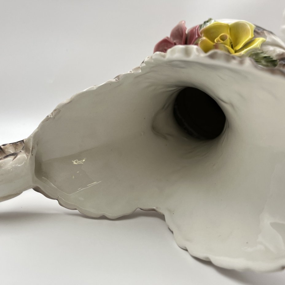 Кувшин с лепным цветочным декором, фаянс, роспись, Capodimonte (Каподимонте), Италия, 1960-1990 гг.