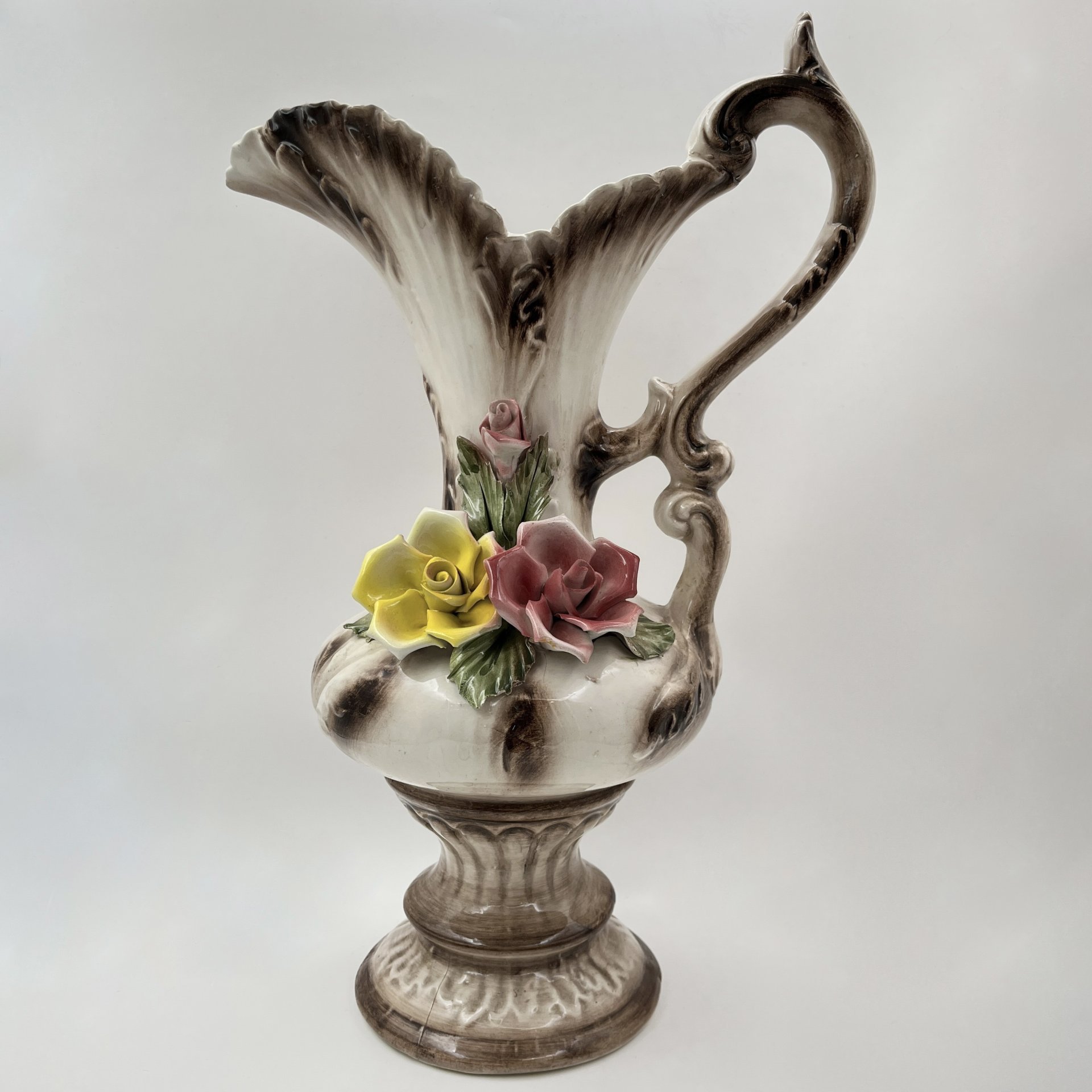 Кувшин с лепным цветочным декором, Capodimonte (Каподимонте)