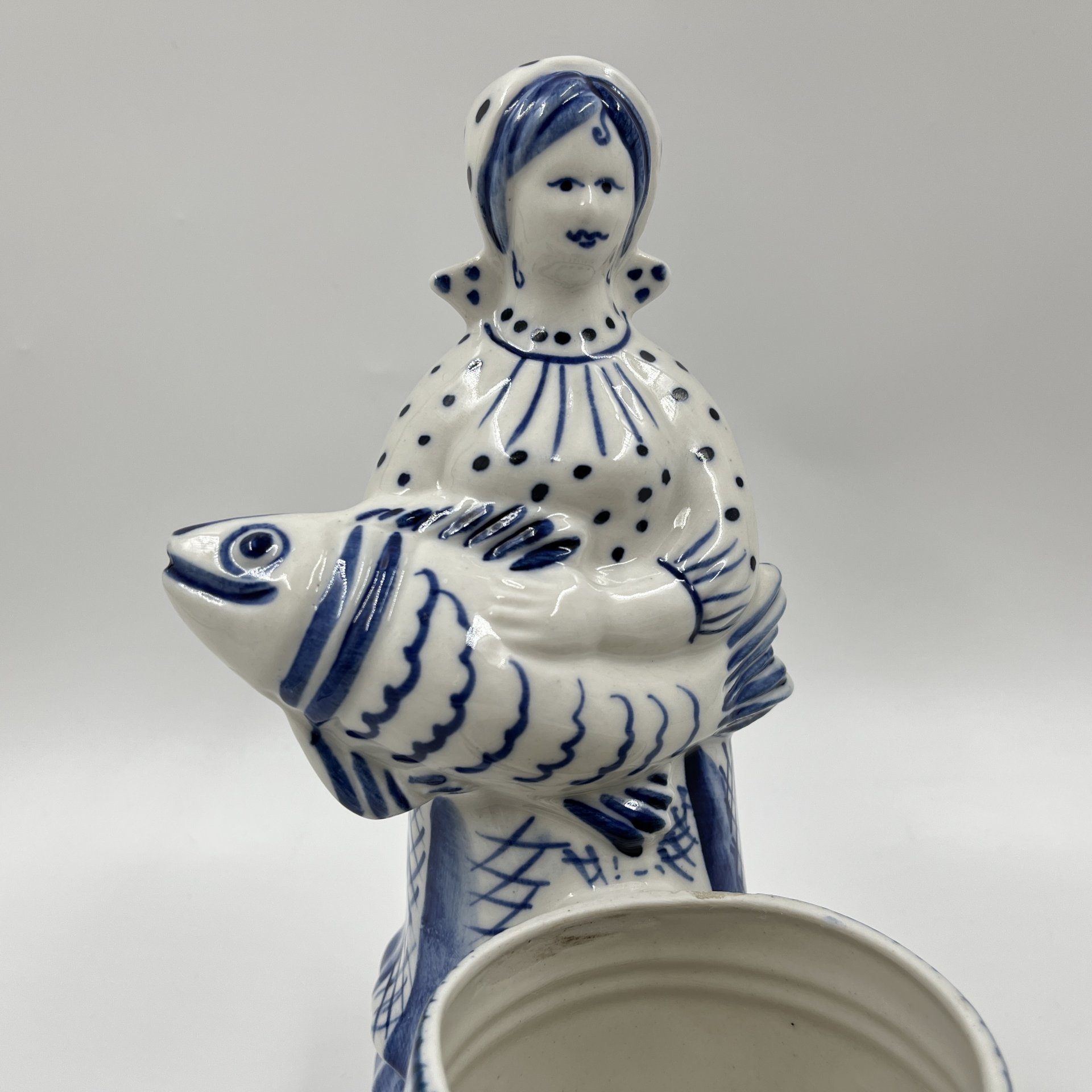 Икорница (солонка) "Рыбачка", автор З.Н. Окулова, фарфор, роспись, Объединение «Гжель», СССР, 1972-1985 гг., Объединение «Гжель»