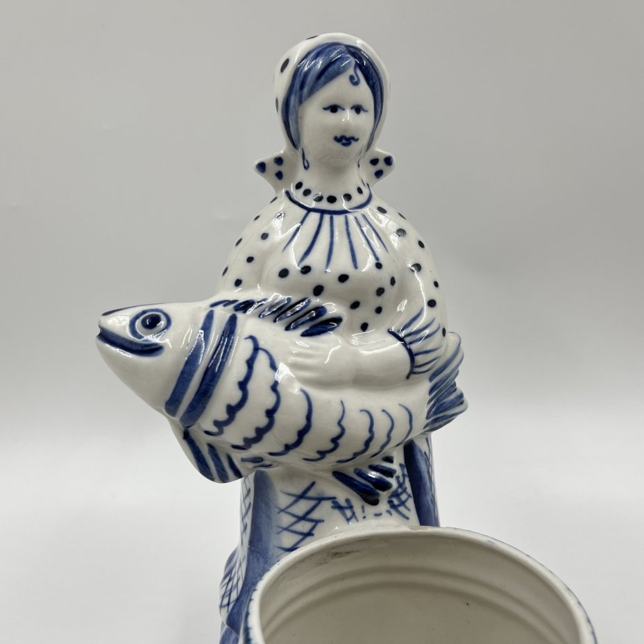 Икорница (солонка) "Рыбачка", автор З.Н. Окулова, фарфор, роспись, Объединение «Гжель», СССР, 1972-1985 гг., Объединение «Гжель»