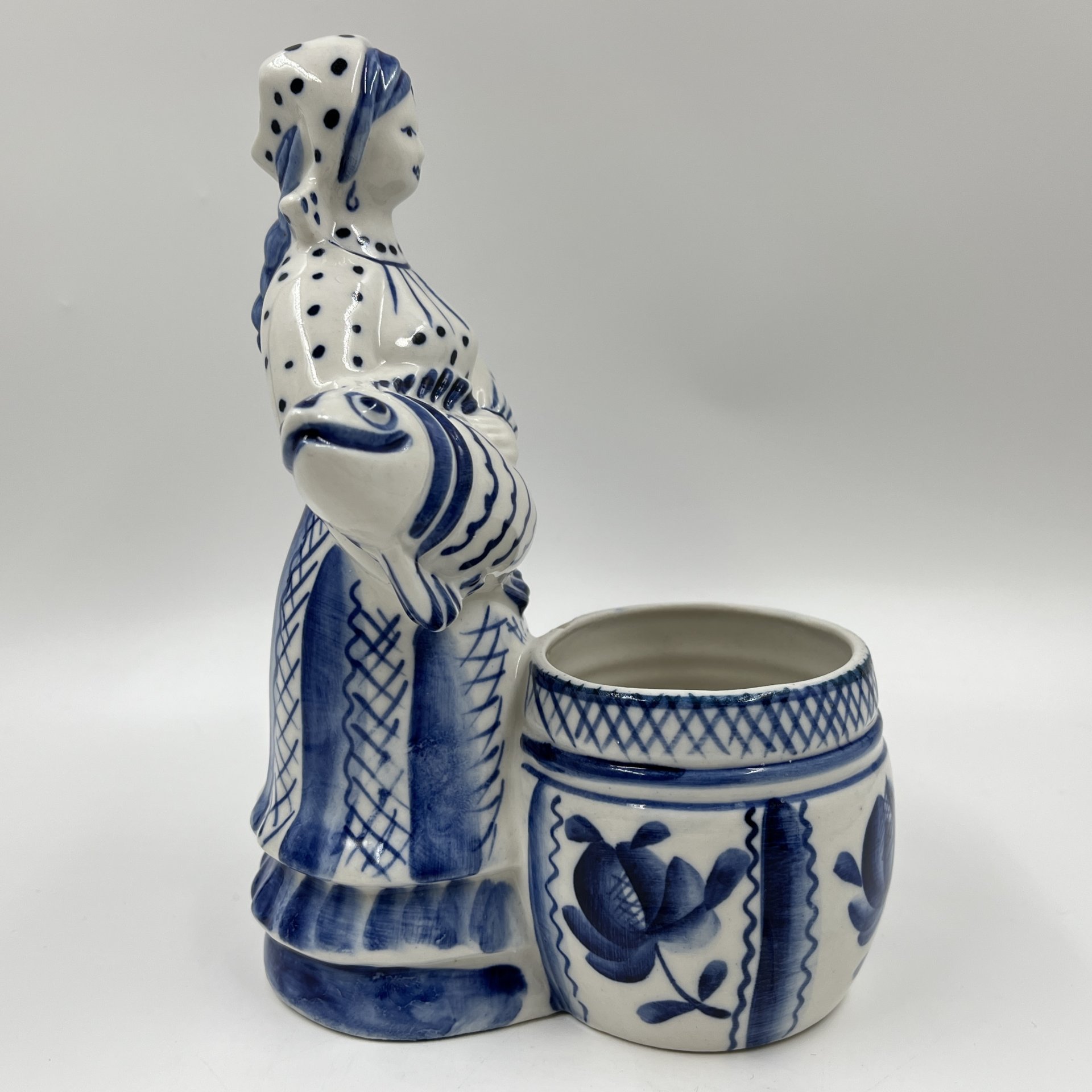 Икорница (солонка) "Рыбачка", автор З.Н. Окулова, фарфор, роспись, Объединение «Гжель», СССР, 1972-1985 гг., Объединение «Гжель»