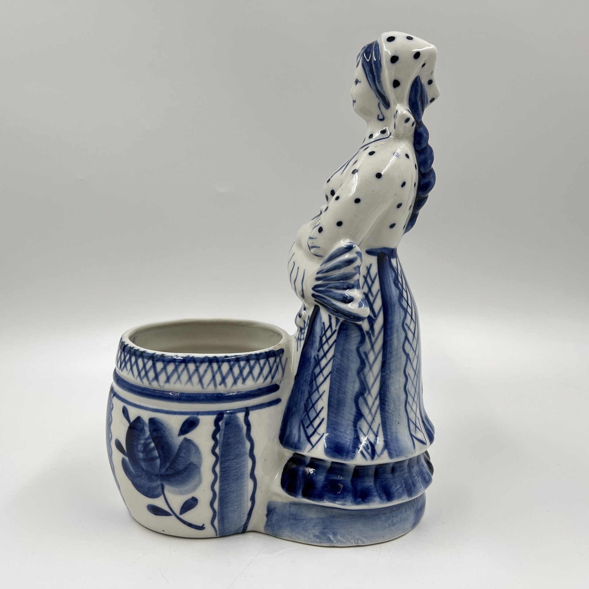 Икорница (солонка) "Рыбачка", автор З.Н. Окулова, фарфор, роспись, Объединение «Гжель», СССР, 1972-1985 гг., Объединение «Гжель»